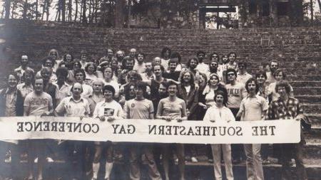 人 holding a sign.